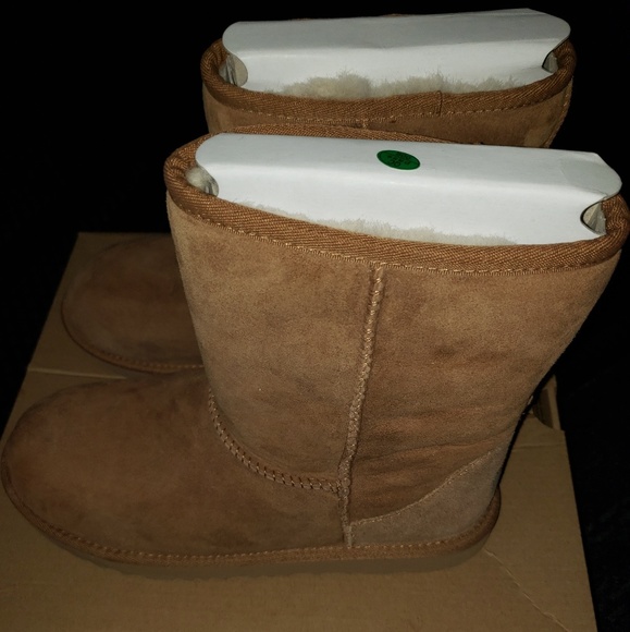 UGG Classic Short II Boot (Big Kid) - Picture 6 of 6
